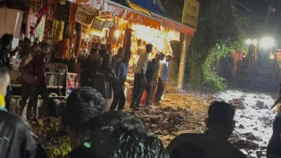 ಮಹಾಕಾಳೇಶ್ವರ ದೇಗುಲದ ಆವರಣದ ಗೋಡೆ ಕುಸಿತ; 2 ಸಾವು, ನಾಲ್ವರಿಗೆ ಗಾಯ, ಹಲವರು ಸಿಲುಕಿರುವ ಶಂಕೆ