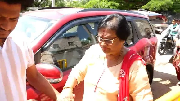 ಅಮ್ಮನನ್ನು ಕಾಣುವಾಸೆ.. ಮೊದಲ ಬಾರಿಗೆ ಬಳ್ಳಾರಿ ಜೈಲಿಗೆ ಬಂದ ಮೀನಾ ತೂಗುದೀಪ.. ದರ್ಶನ್​ಗಾಗಿ ಏನು ತಂದಿದ್ದಾರೆ ಗೊತ್ತಾ?