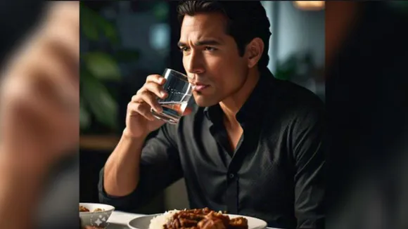 ಊಟ ಮಾಡೋವಾಗ ಪದೇ ಪದೇ ನೀರು ಕುಡಿತಾ ಇದ್ದೀರಾ? ನಿಮಗಿದೆ ಅಪಾಯ! ಕೂಡಲೇ ಎಚ್ಚರ ವಹಿಸಿ!