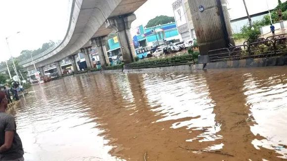 ಬೆಂಗಳೂರು ರಸ್ತೆಗಳಲ್ಲಿ ಮೀನುಗಳು! ಬಲೆ ಹಾಕಿದ ಜನ; ರಣ ಮಳೆಯ ಅನಾಹುತದ 10 ಫೋಟೋಗಳು..!