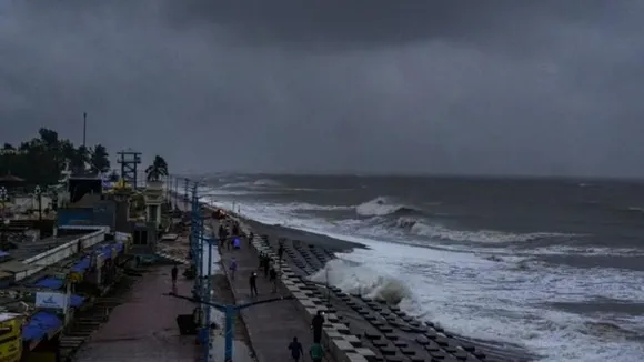 ಗಂಟೆಗೆ 120 ಕಿಲೋ ಮೀಟರ್ ವೇಗದಲ್ಲಿ ಹಾದು ಹೋದ ಸೈಕ್ಲೋನ್; ಭಾರೀ ಭೂಕುಸಿತ, ಭಯಂಕರ ಮಳೆ..!