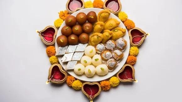 ದೀಪಾವಳಿಗೆ ಸಿಹಿ ತಿಂಡಿ ಖರೀದಿಸುವ ಮುನ್ನ ಇರಲಿ ಎಚ್ಚರ! ಹಬ್ಬದ ಸಂಭ್ರಮವೇ ಕಿತ್ತುಕೊಂಡೀತು ಹುಷಾರ್​..!