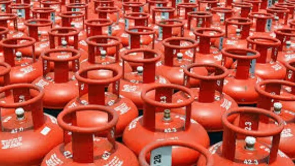 ಬೆಳ್ಳಂಬೆಳಗ್ಗೆ ಗುಡ್​​ನ್ಯೂಸ್​; LPG ಸಿಲಿಂಡರ್‌ ಬೆಲೆಯಲ್ಲಿ ಭಾರೀ ಇಳಿಕೆ..!
