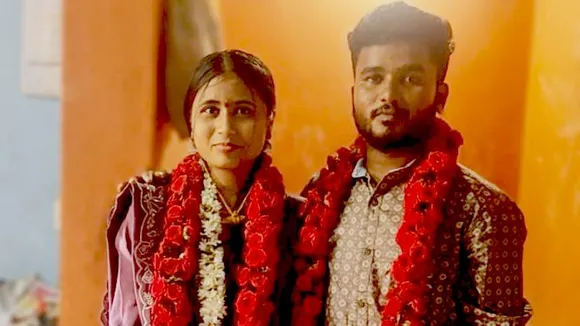 ಪ್ರೀತಿಸಿ ಮದ್ವೆಯಾದ ಜೋಡಿಯನ್ನ ಬೇರ್ಪಡಿಸಿದ ಪೊಲೀಸರು! ಪತ್ನಿಗಾಗಿ ಸ್ಟೇಷನ್ ಮುಂದೆ ಪತಿ ಪ್ರತಿಭಟನೆ