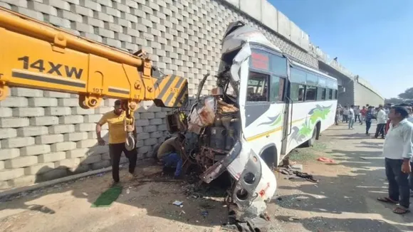 ಭೀಕರ ರಸ್ತೆ ಅಪಘಾತ, ಹೆದ್ದಾರಿ ಸೇತುವೆ ಗೋಡೆಗೆ ಗುದ್ದಿದ ಬಸ್​!12 ಜನರ ಸಾವು
