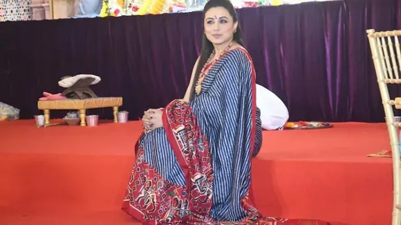 ರೆಡ್ ಬ್ಲೂ ಸಾರಿಯಲ್ಲಿ ಮಿರ ಮಿರ ಮಿಂಚಿದ ರಾಣಿ ಮುಖರ್ಜಿ; ಸೋಷಿಯಲ್ ಮೀಡಿಯಾದಲ್ಲಿ ಹೊಸ ಅಲೆ ಸೃಷ್ಟಿಸಿದ ಸೀರೆ