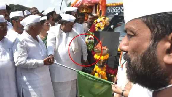 Breaking: ಕಿತ್ತೂರು ಉತ್ಸವ ಜ್ಯೋತಿಗೆ ಚಾಲನೆ ನೀಡುವಾಗ ಅವಘಡ; ಸಿಎಂ ಬಟ್ಟೆಗೆ ತಾಕಿದ ದೀಪದ ಕಿಡಿ