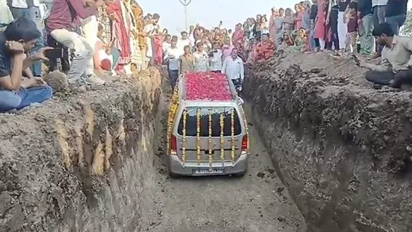 ಲಕ್ಕಿ ಕಾರ್​ಗೆ ನಿರ್ಮಾಣ ಆಯ್ತು ಸಮಾಧಿ .. 1500 ಜನರ ಸಮ್ಮುಖದಲ್ಲಿ ಮಣ್ಣು ಮಾಡುವ ಕಾರ್ಯ ! ವಿಚಿತ್ರ ಘಟನೆ ನಡೆದಿದ್ದು ಎಲ್ಲಿ?