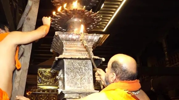 ಕೃಷ್ಣ ಮಠದಲ್ಲಿ ಲಕ್ಷದೀಪೋತ್ಸವದ ಸಂಭ್ರಮ; ರಥೋತ್ಸವಕ್ಕೆ ಹಣತೆಗಳಿಂದ ಅಲಂಕಾರಗೊಂಡ ರಥಬೀದಿ