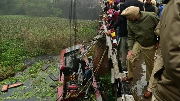 ಘೋರ ದುರಂತ.. ಸೇತುವೆಗೆ ಡಿಕ್ಕಿ ಹೊಡೆದು ಚರಂಡಿಗೆ ಪಲ್ಟಿ ಹೊಡೆದ ಬಸ್; ರಕ್ಷಿಸಲು ಹರಸಾಹಸ