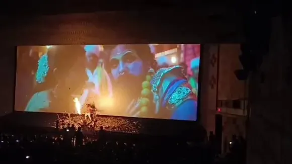 ಪುಷ್ಪ 2 ರಿಲೀಸ್ ವೇಳೆ ಅಭಿಮಾನಿಗಳ ಹುಚ್ಚಾಟ; ಬೆಂಕಿ ಹಚ್ಚಿ ಕುಣಿದಾಡಿದ ಫ್ಯಾನ್ಸ್! ಆಮೇಲೆ ಆಗಿದ್ದೇನು?