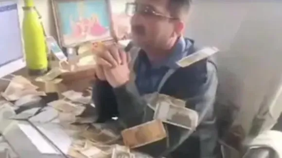 ತಗೋ.. ಎಷ್ಟು ತಿಂತೀಯಾ ತಿನ್ನು.. ಭ್ರಷ್ಟ ಅಧಿಕಾರಿಯತ್ತ ನೋಟಿನ ಕಂತೆ ಎಸೆದು ರೊಚ್ಚಿಗೆದ್ದ ಜನರು!