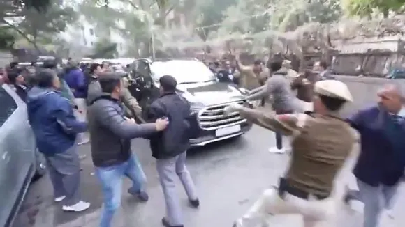 ದೆಹಲಿ ಚುನಾವಣಾ ಪ್ರಚಾರದ ವೇಳೆ ಅರವಿಂದ್ ಕೇಜ್ರಿವಾಲ್ ಕಾರಿನ​ ಮೇಲೆ ದಾಳಿ.. ಶಾಕಿಂಗ್ ವಿಡಿಯೋ ರಿಲೀಸ್‌!