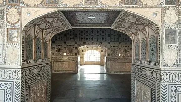 ಪ್ರಧಾನಿ ಮೋದಿ ವ್ಯಂಗಿಸುವ ಆ ಶೀಶ್​ ಮಹಲ್ ಯಾವುದು ಗೊತ್ತಾ? ಆ ರಾಣಿ ನಕ್ಷತ್ರ ನೋಡಲೆಂದೇ ಸಿದ್ಧಗೊಂಡಿತ್ತು ಕೋಟೆ!