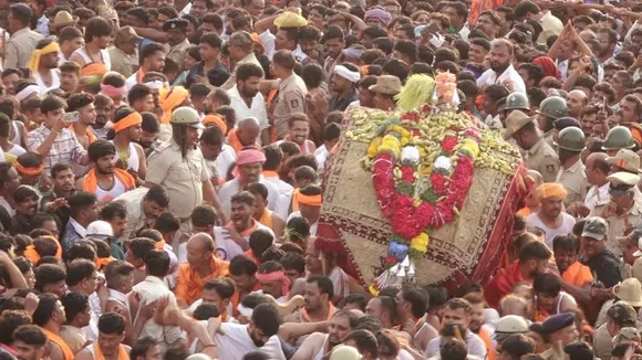 ಕಣ್ಣು ಹಾಯಿಸಿದಷ್ಟು ದೂರಕ್ಕೆ ಭಕ್ತ ಸಾಗರವೇ.. ಕೊಟ್ಟೂರೇಶ್ವರನ ಜಾತ್ರೆಯ ವೈಭವ ಹೇಗಿತ್ತು?