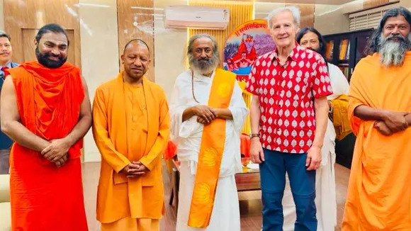PHOTO: ಉತ್ತರಪ್ರದೇಶ ಸಿಎಂ ಯೋಗಿ ಆದಿತ್ಯನಾಥ್ ಭೇಟಿಯಾದ ರವಿಶಂಕರ್ ಗುರೂಜಿ, ವಚನಾನಂದ ಶ್ರೀಗಳು