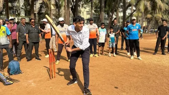 ಮುಂಬೈನಲ್ಲಿ ಟೆನ್ನಿಸ್ ಕ್ರಿಕೆಟ್ ಆಡಿದ ಯುಕೆ ಮಾಜಿ ಪ್ರಧಾನಿ; ಫೋಟೋ ಹಂಚಿಕೊಂಡು ಖುಷಿ ಪಟ್ಟ ಭಾರತದ ಅಳಿಯ