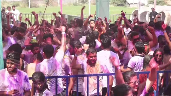 ರಾಜ್ಯದಲ್ಲಿ ಎಲ್ಲೆಲ್ಲೂ ಹೋಳಿ ಸಂಭ್ರಮ.. ಡಿಜೆ ಸೌಂಡ್​ಗೆ ಸಖತ್ ಸ್ಟೆಪ್ಸ್ ಹಾಕಿದ ಯುವಕ- ಯುವತಿಯರು