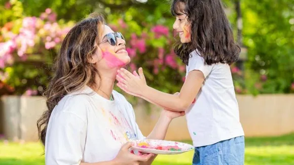 ಹೋಳಿ ಸಂಭ್ರಮಕ್ಕೆ ಬಣ್ಣ ಯಾವುದಿದ್ದರೆ ಚೆಂದ.. ಪೋಷಕರು ಮಕ್ಕಳಿಗೆ ಕೊಡಿಸಬಹುದಾದ ಬಣ್ಣಗಳ ಪಟ್ಟಿ..!