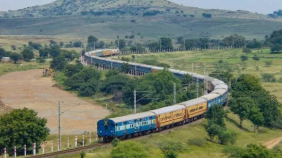 ರೈಲು ಪ್ರಯಾಣಿಕರ ಗಮನಕ್ಕೆ.. ಟಿಕೆಟ್ ರೇಟ್​ ಹೆಚ್ಚಿಸಿ ಬಿಗ್​ ಶಾಕ್​ ಕೊಟ್ಟ ಸರ್ಕಾರ!