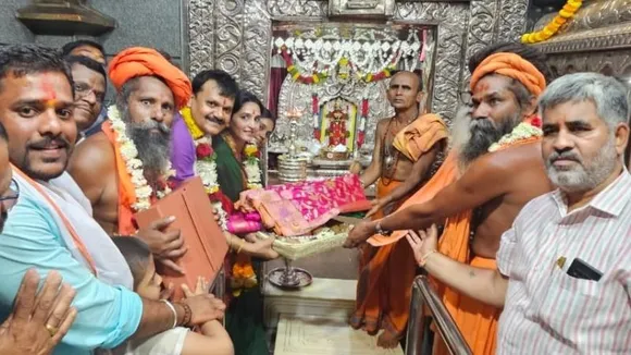 ಸವದತ್ತಿ ಯಲ್ಲಮ್ಮಗೆ ನಾಲ್ಕೂವರೆ ಲಕ್ಷ ಮೌಲ್ಯದ ಸೀರೆ ಅರ್ಪಣೆ.. ಈಡೇರಿದ 70 ವರ್ಷದ ಸಂಕಲ್ಪ..!