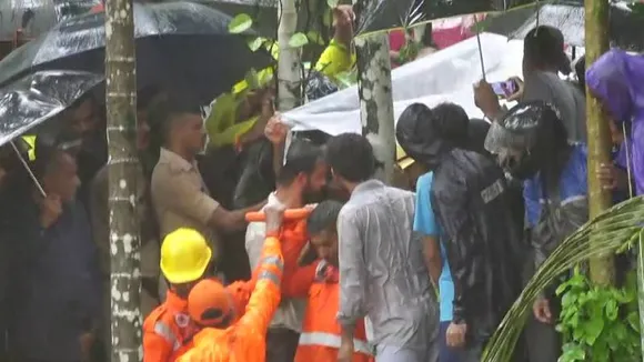 ಬದುಕಿದ ಕಂದಮ್ಮ.. ಮಂಗಳೂರಲ್ಲಿ ಮನೆಯ ಅವಶೇಷಗಳಡಿ ಸಿಲುಕಿದ್ದ 1 ವರ್ಷದ ಮಗು ರಕ್ಷಣೆ