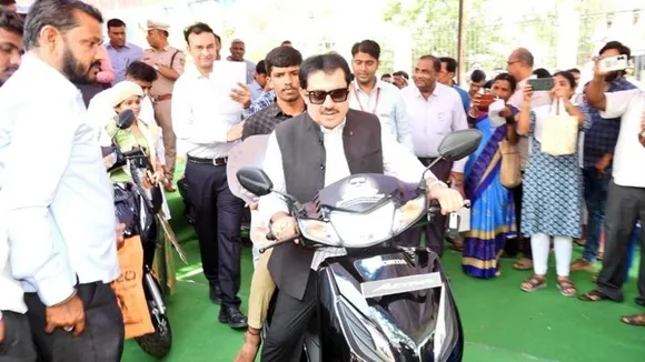 ಕೊಟ್ಟ ಮಾತಿನಂತೆ ನಡೆದುಕೊಂಡ ಜಮೀರ್​.. 6 ವಿದ್ಯಾರ್ಥಿಗಳಿಗೆ ಭರ್ಜರಿ ಹಣದ ಜೊತೆಗೆ ಬೈಕ್ ಗಿಫ್ಟ್​..!