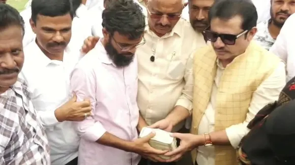 ತನ್ನ ಅಭಿಮಾನಿ ಕುಟುಂಬಕ್ಕೆ ಹಣ ನೀಡಿದ ಸಚಿವ ಜಮೀರ್ ಅಹ್ಮದ್.. ಎಷ್ಟು ಲಕ್ಷ?