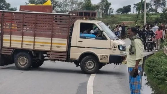 ಮಿನಿ ಲಾರಿ, ಬೈಕ್ ನಡುವೆ ಭೀಕರ ಅಪಘಾತ.. ಡಿಕ್ಕಿ ರಭಸಕ್ಕೆ ದೇಹ ಛಿದ್ರಛಿದ್ರ ಹಾರಿಹೋದ ರುಂಡ..