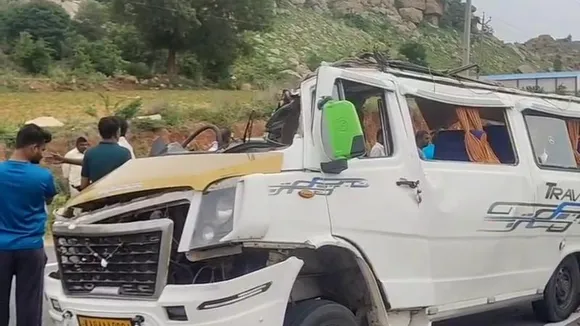 ತಿರುಪತಿ ಇಂದ ಬರುವಾಗ ಟಿಟಿ ವಾಹನ ಭೀಕರ ಅಪಘಾತ.. ಸ್ಥಳದಲ್ಲೇ ಜೀವ ಬಿಟ್ಟ ಮೂವರು, 9 ಮಂದಿ ಗಂಭೀರ