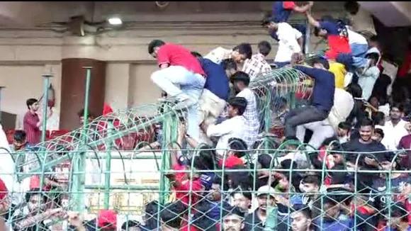 BREAKING.. ಚಿನ್ನಸ್ವಾಮಿ ಸ್ಟೇಡಿಯಂನಲ್ಲಿ ನೂಕು ನುಗ್ಗಲು.. ಓರ್ವ RCB ಅಭಿಮಾನಿ ಬಲಿ