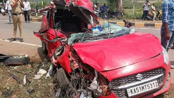 ಭೀಕರವಾಗಿ ಡಿವೈಡರ್​ಗೆ ಡಿಕ್ಕಿ ಹೊಡೆದ ಸ್ವಿಫ್ಟ್​ ಕಾರು.. ಸ್ಥಳದಲ್ಲೇ ಉಸಿರು ಚೆಲ್ಲಿದ ಇಬ್ಬರು