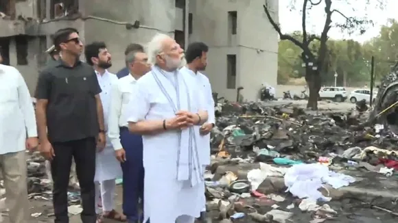 Plane crash: ದುರಂತ ಸ್ಥಳಕ್ಕೆ ಪ್ರಧಾನಿ ಮೋದಿ ಭೇಟಿ.. ಆಸ್ಪತ್ರೆಯಲ್ಲಿ ಗಾಯಾಳುಗಳ ಆರೋಗ್ಯ ವಿಚಾರಣೆ..