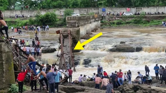 ಸೇತುವೆ ಮೇಲೆ ನಿಂತು ನೋಡುವಾಗಲೇ ನದಿಗೆ ಬಿದ್ದ ಬ್ರಿಡ್ಜ್​.. ಇಬ್ಬರು ನಿಧನ, ಕಾಣೆ ಆದವರಿಗಾಗಿ ಹುಡುಕಾಟ