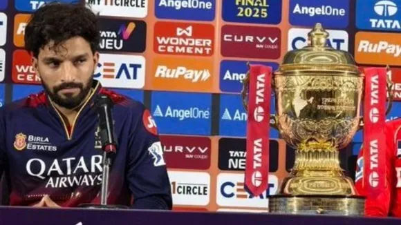 ಐಪಿಎಲ್​​ ಟ್ರೋಫಿನ ಗುರಾಯಿಸಿದ್ದ ರಜತ್ ಪಾಟಿದಾರ್.. RCB ಕ್ಯಾಪ್ಟನ್​ ನೋಡಿದ್ದು ಯಾವಾಗ?