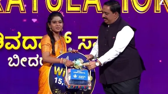 ಸರಿಗಮಪ ಸೀಸನ್ 21; ವಿಜೇತೆ ಬೀದರ್​ನ ಶಿವಾನಿ ಸ್ವಾಮಿಗೆ 15 ಲಕ್ಷ ಮೌಲ್ಯದ ಚಿನ್ನದ ನಾಣ್ಯ ನೀಡಿ ಗೌರವ