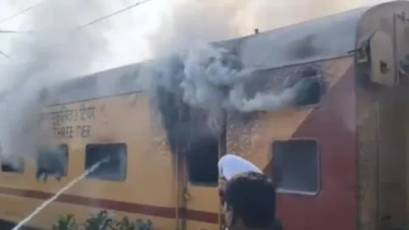 Daund-Pune ರೈಲಿನಲ್ಲಿ ಹಠಾತ್ ಬೆಂಕಿ, ಭಾರೀ ಅನಾಹುತದ ಆತಂಕ.. ವಿಡಿಯೋ
