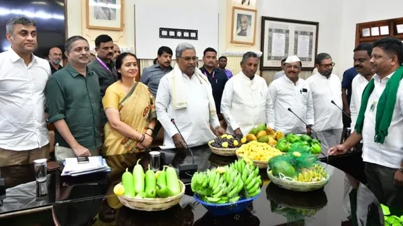 ಮೀಟಿಂಗ್​ಗೂ ಮುನ್ನ ಸಿಎಂಗೆ ರೈತರಿಂದ ಟಕ್ಕರ್​.. ಮಾವು, ಹೂವು, ಬಾಳೆ, ತರಕಾರಿ ಕೊಟ್ಟು ಆಕ್ರೋಶ