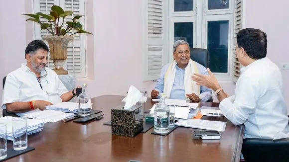 ಸಿಎಂ, ಡಿಸಿಎಂ ಜೊತೆ ಸಮಾಲೋಚನೆ.. ಸಿದ್ದು, ಡಿಕೆಶಿಗೆ ಸುರ್ಜೇವಾಲಾ ಹೇಳಿದ ಕಿವಿ ಮಾತುಗಳು ಏನೇನು..?