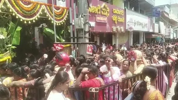 ₹500 ರೂಪಾಯಿಗೆ 4 ಸೀರೆ.. ಸೂಪರ್ ಆಫರ್​ಗಾಗಿ ಓಡೋಡಿ ಬಂದ ಮಹಿಳೆಯರಿಗೆ ಕಾದಿತ್ತು ಶಾಕ್!​