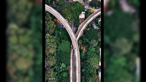 4 metro trains crossing