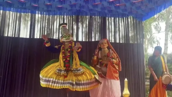 TRAFFIC KATHAKALI PERFORMANCE