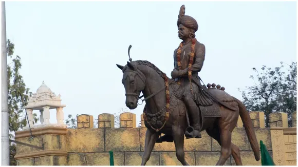 Kempegowda statue