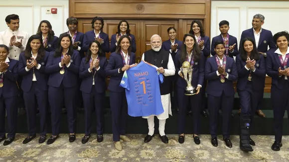 modi meets team india womens world cup final 2025