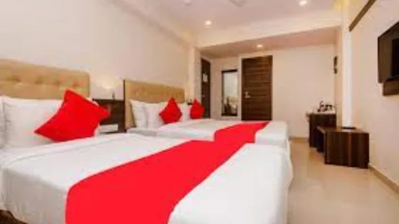 Mumbai: Woman smears chicken blood on her body, extorts businessman through false rape charges