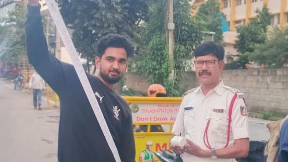 Bengaluru: Man clears a pending fine of Rs 12,000 for 40 traffic violations