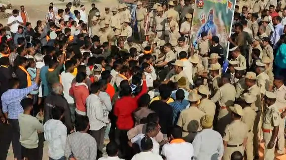 Karnataka: Police resort to lathi charge to contain protestors upset over removal of Hanuman flag