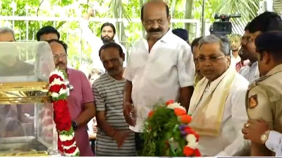 Bengaluru: CM Siddaramaiah pays tribute to Dwarakish ahead of cremation