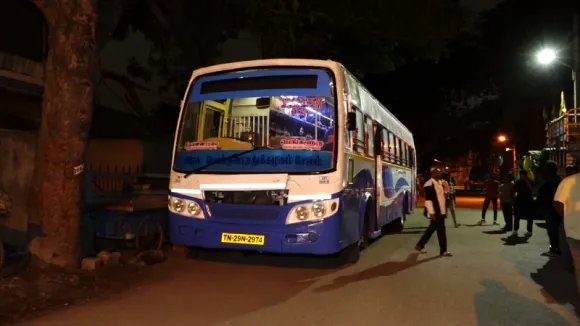 Bengaluru: Bus passengers hand over person to police after glass was damaged due to stone pelting 