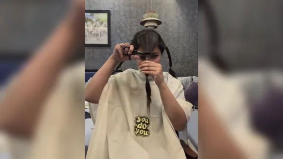 Hina Khan’s mother wails inconsolably as she gets her hair cut for chemotherapy